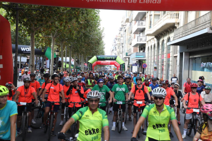 La pedalada organitzada amb motiu del Dia sense Cotxes va congregar uns dos mil participants.