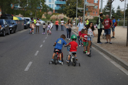 La pedalada organizada con motivo del Día Sin Coches congregó a unos dos mil participantes.
