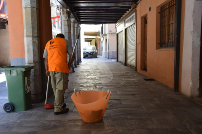 Un municipi lleidatà reforça la neteja dels carrers amb persones a l'atur
