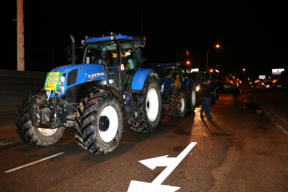 Una desena de tractors surten de Mollerussa en direcció a Lledoners