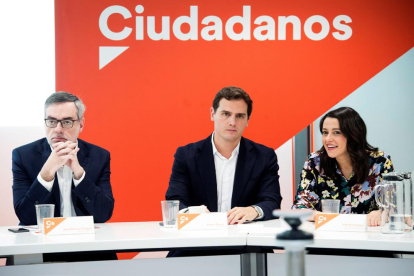 Imatge de Manuel Villegas, Albert Rivera i Inés Arrimadas a la reunió de Ciutadans, ahir.