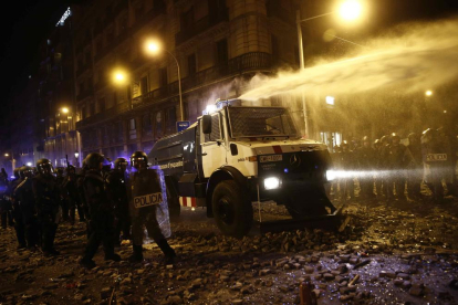 Agents de la Policia Nacional, ahir a Via Laietana davant d’una barricada de contenidors i un manifestant amb una estelada.