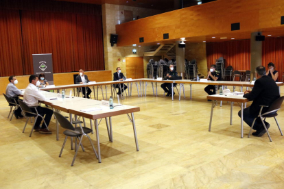 La junta local de seguridad de Alcarràs se celebró en ‘El Casino’ para poder mantener la distancia social.