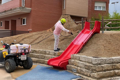 Un niño juega en un parque todavía precintado ayer en Lleida. 