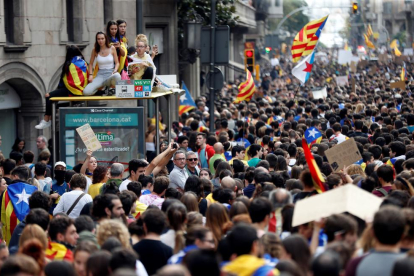 Miles de estudiantes se manifestaron ayer al mediodía por el centro de Barcelona.