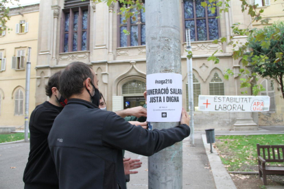 El moment en què penjaven cartells i pancartes davant el Rectorat de la UdL.