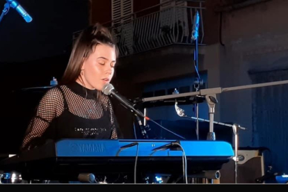 La joven compositora de Golmés de 16 años, Xènia Páez, durante un concierto. 