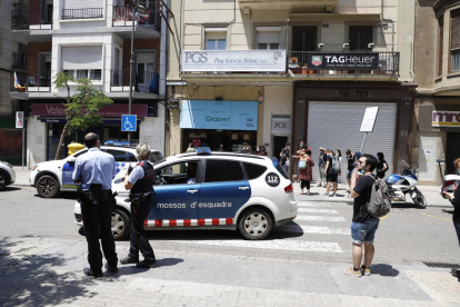 La PAH va intentar bloquejar l’accés al bloc d’urbans i mossos, que van tallar el carrer al trànsit.
