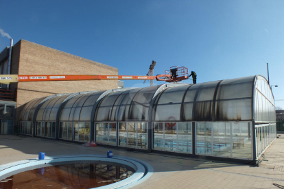 Al setembre es va iniciar el canvi del sostre retràctil de la piscina coberta de Balaguer