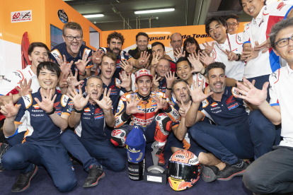 Marc Màrquez celebra junto a su equipo la octava victoria de la temporada en el Mundial, que le da opciones de proclamarse campeón en el GP de Tailandia.
