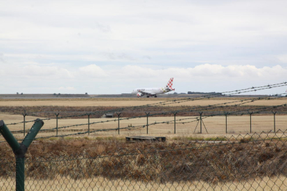 Un avión de la aerolínea Volotea en las instalaciones del aeropuerto de Alguaire el pasado mes de junio.