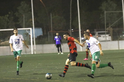 Un jugador de l’EFAC porta la pilota seguit per un altre del Balàfia, ahir durant el partit.