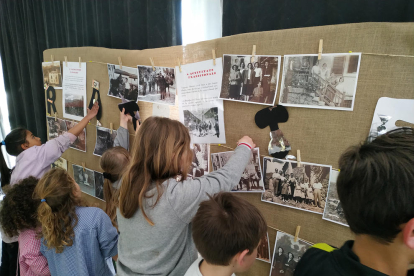 Los alumnos de la Vall Fosca exponen un centenar de imágenes familiares de entre 1900 y 1950