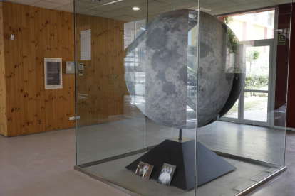 Maqueta de la Luna entregada por la NASA a Joan Oró. 