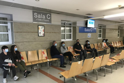 Sala de espera del Arnau de Vilanova con las distancias de seguridad.