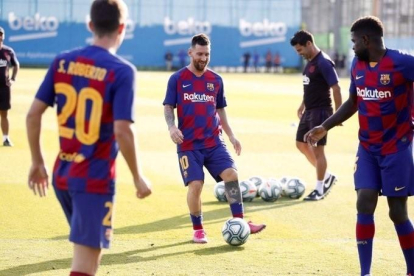 Messi, durant l’entrenament de la tarda, en què els jugadors van utilitzar les samarretes de joc.