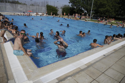 Bañistas el verano pasado en las piscinas municipales de Pardinyes.