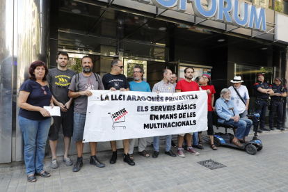 Los manifestantes, frente a la delegación de la Generalitat en Lleida, ayer. 