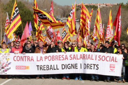 Algunos de los trabajadores del complejo petroquímico de Tarragona ayer durante la manifestación.