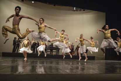El espectáculo de música barroca y danza contemporánea ‘#Bachendansa’ puso ayer el broche en el Teatre de la Passió al año cultural.