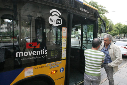 Imatge d’arxiu d’un bus de Lleida amb wifi.
