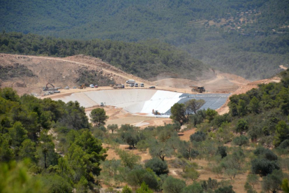 Miembros de la plataforma acudieron ayer a la zona de obras para fotografiarlas, con el fin de demostrar que el vertedero no reúne las condiciones mínimas para funcionar.