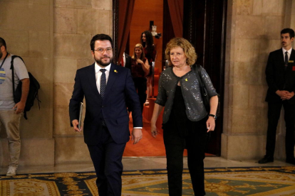 Aragonès, ahir, amb la presidenta de la comissió d’Economia del Parlament, Teresa Pallarès.