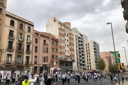 Una protesta del sector de l'estètica a Lleida talla l'avinguda Catalunya