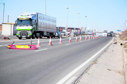 El tancament parcial de la carretera de Vallmanya per reparar l’avaria a la xarxa d’aigua d’Alcarràs.