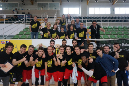 Los jugadores del Ilerdauto Nissan Pardinyes celebran el triunfo sobre el filial del Gran Canaria.