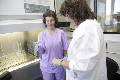 Teresa Jordà, a la nova sala de bioseguretat del Laboratori de Sanitat Animal i Vegetal de Catalunya.