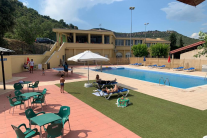 Dos bañistas en las piscinas de Cervera, que abrió el viernes sus puertas al público.