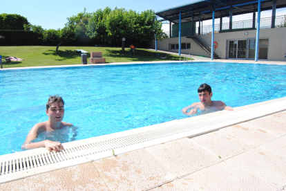 Dos bañistas en las piscinas de Cervera, que abrió el viernes sus puertas al público.