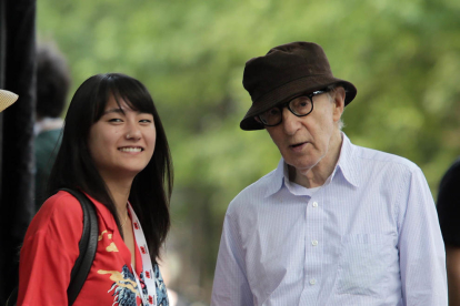 El cineasta Woody Allen, en la imagen con su hija Manzie, tiene actualmente 84 años. 