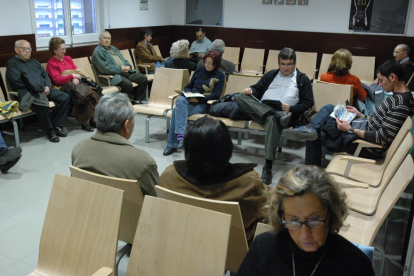 Imatge d’arxiu de pacients en una sala d’espera d’un CAP.