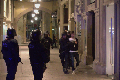 Imagen de uno de los dieciocho detenidos por los disturbios en el Eix Comercial de Lleida el 18 de octubre de 2019.