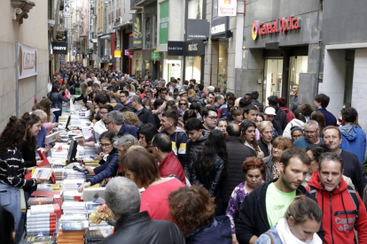 Una imatge de l’Eix Comercial de Lleida durant el dia de Sant Jordi del 2019, que avui no es repetirà.