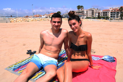 Esta pareja de jóvenes leridanos aprovecharon ayer para disfrutar de la playa en Cambrils.