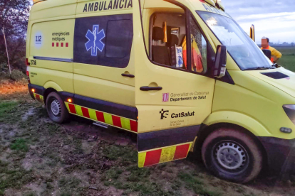 Imagen de la ambulancia que quedó atrapada en el barro ayer al acudir al accidente en La Portella.