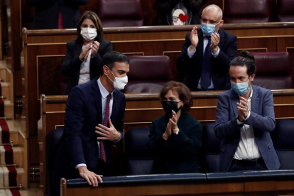 El president del Govern espanyol, Pedro Sánchez , és aplaudit pels vicepresidents de l'Executiu, Carmen Calvo i Pablo Iglesias, després de la seua intervenció en la segona sessió del debat de moció de censura presentada per Vox, aquest dijous al Congrés.