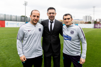 Lluís Cortés, amb el president Josep Maria Bartomeu i Ernesto Valverde, tècnic del primer equip.