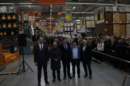 Directius, autoritats i treballadors, ahir durant l’acte d’inauguració del magatzem.