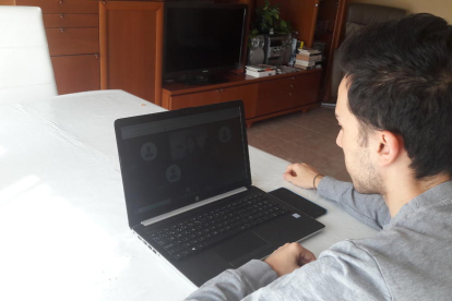 Un estudiante de la Universitat de Lleida (UdL), en su domicilio durante una clase virtual.