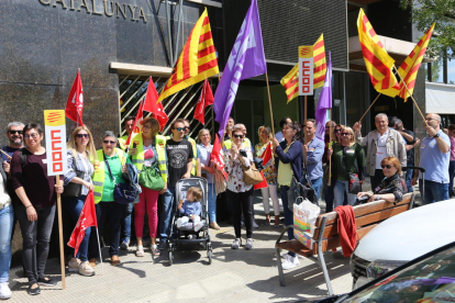 Movilización ayer de CCOO y UGT de acción social ante la sede de Benestar Social en Lleida. 
