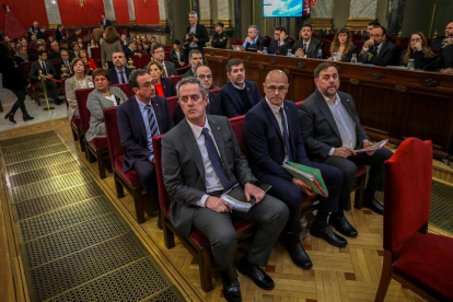 Los condenados, en el banquillo, el pasado 12 de febrero en el primer día del juicio. El Supremo les ha impuesto durísimas penas que han provocado una oleada de indignación en Catalunya.