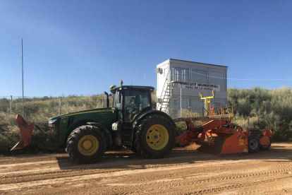 Un tractor treballava ahir al circuit d’autocròs del Parc de la Serra de Mollerussa preparant la reobertura prevista avui.