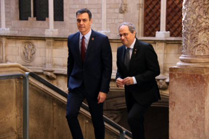 El president de la Generalitat, Quim Torra, i el cap del govern espanyol, Pedro Sánchez, abans de reunir-se a Palau el 6 de febrer .