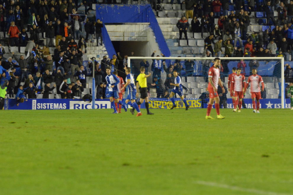 Els jugadors del Lleida, capcots després d’encaixar un dels quatre gols que li va marcar ahir el Sabadell.