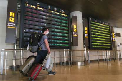 L’aeroport de València va rebre ahir el primer avió de l’estranger que ha de guardar quarantena.