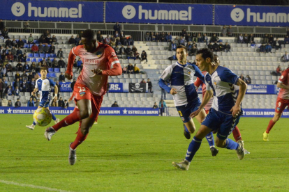 Los jugadores del Lleida, cabizbajos tras encajar uno de los cuatro goles que le marcó ayer el Sabadell.